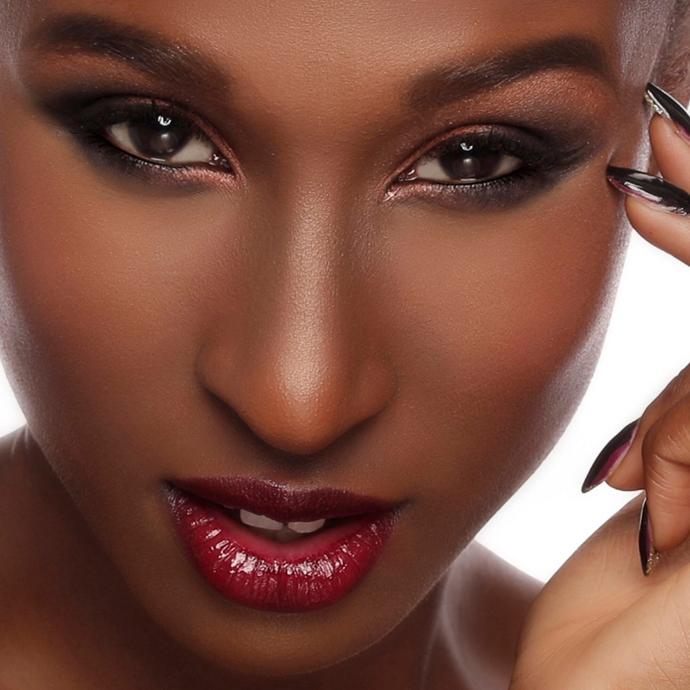 Maquillage lèvres rouges et regard charbonneux, cours de maquillage à Paris