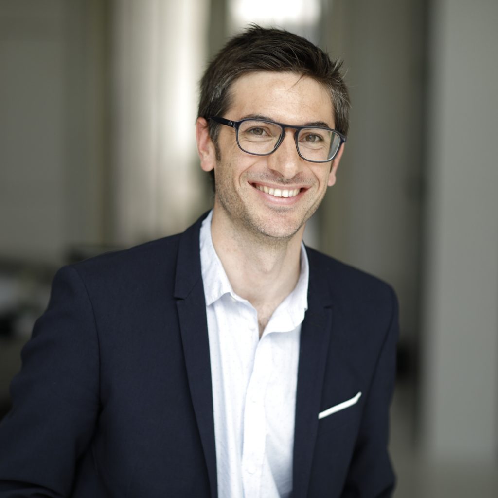 Portrait LinkedIn homme souriant, Studio Lenoir