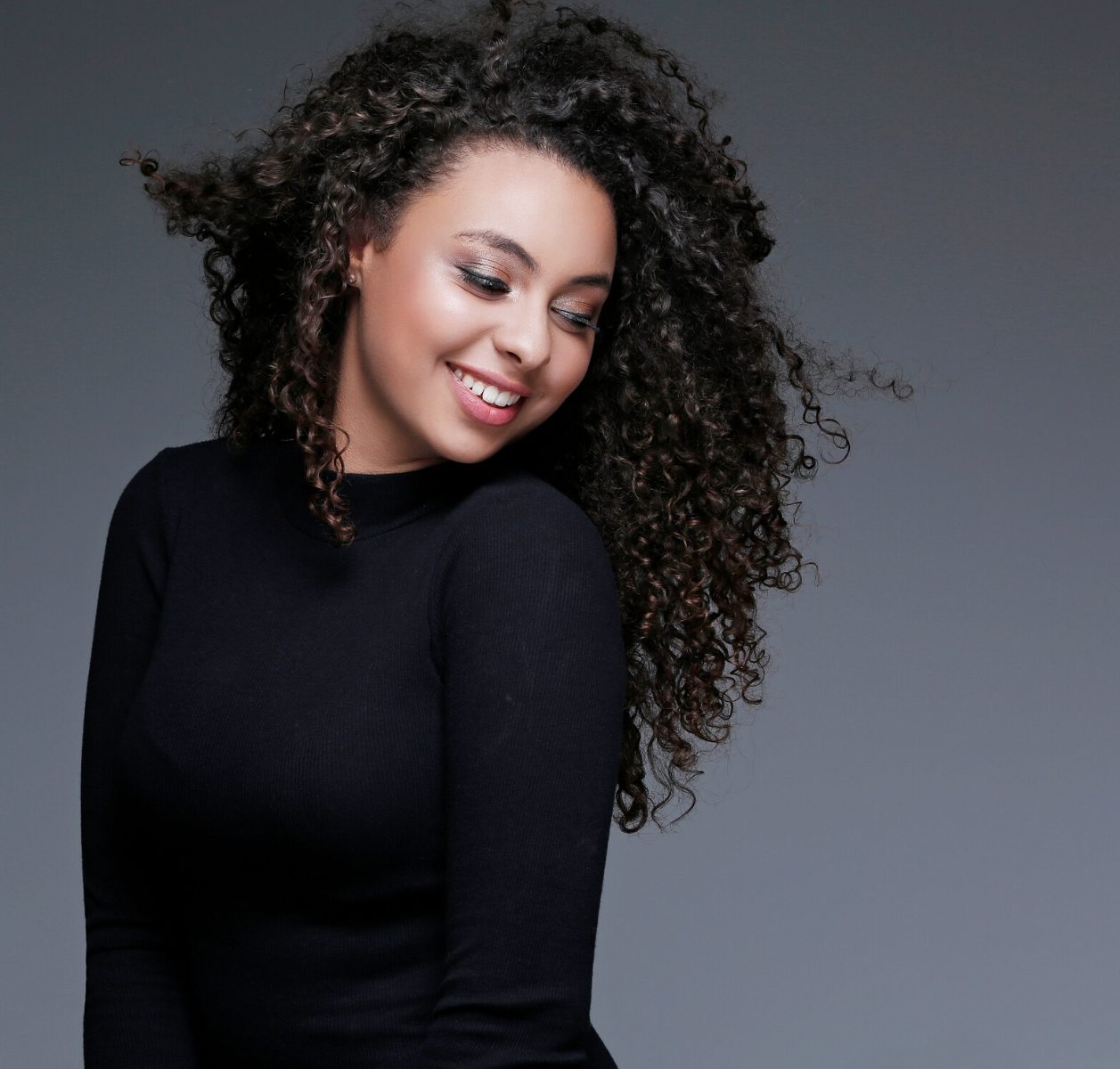 Adolescente aux cheveux bouclés en studio, shooting photo ado à Paris