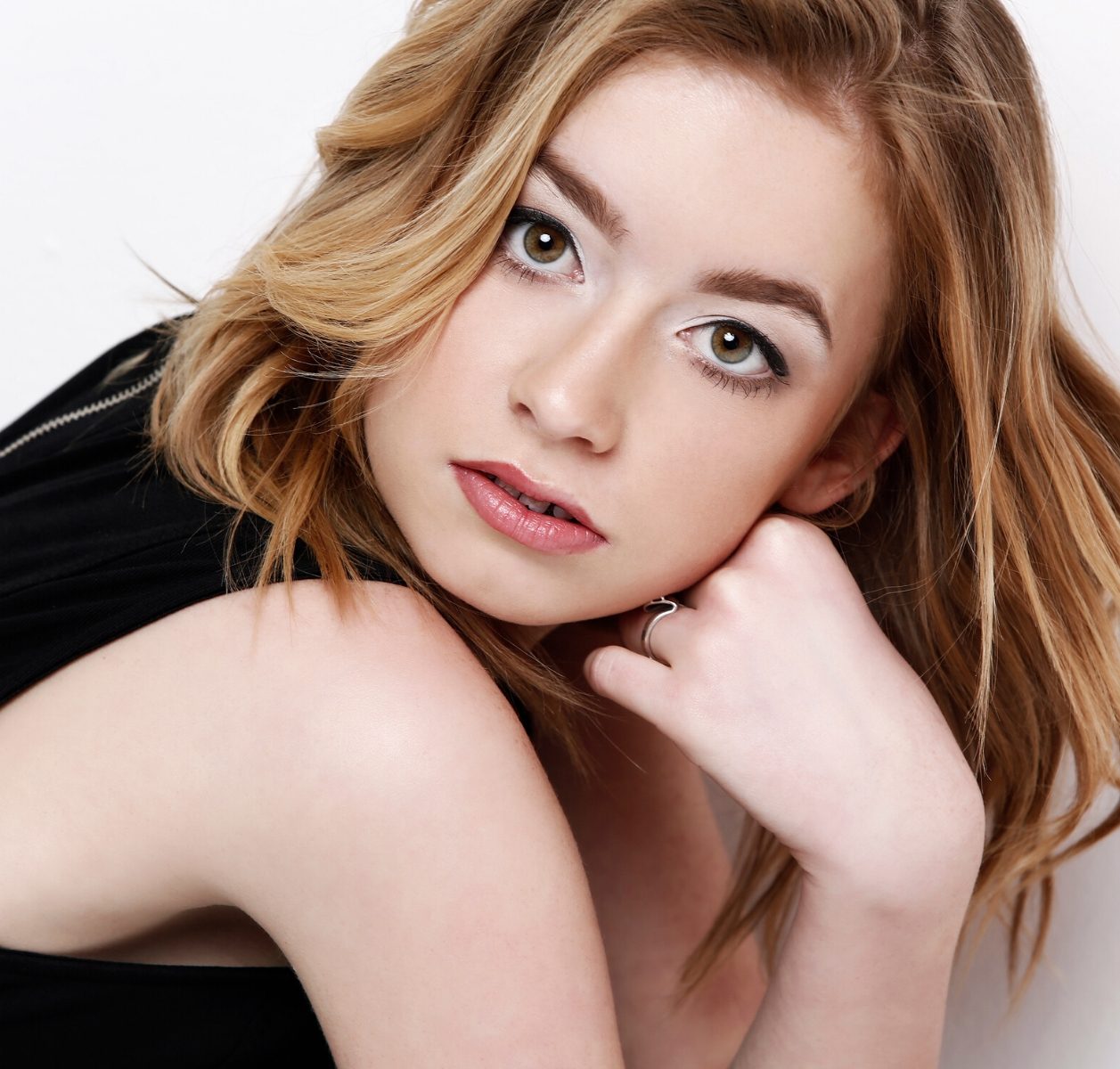Portrait d'adolescente souriante, shooting photo ado au Studio Lenoir Paris