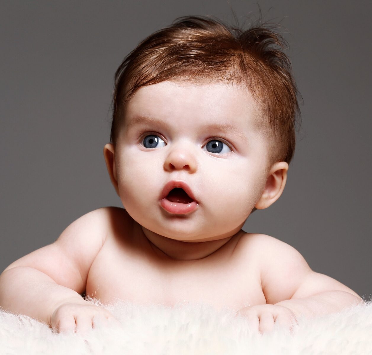 Portrait de bébé aux yeux bleus, séance photo bébé en studio à Paris