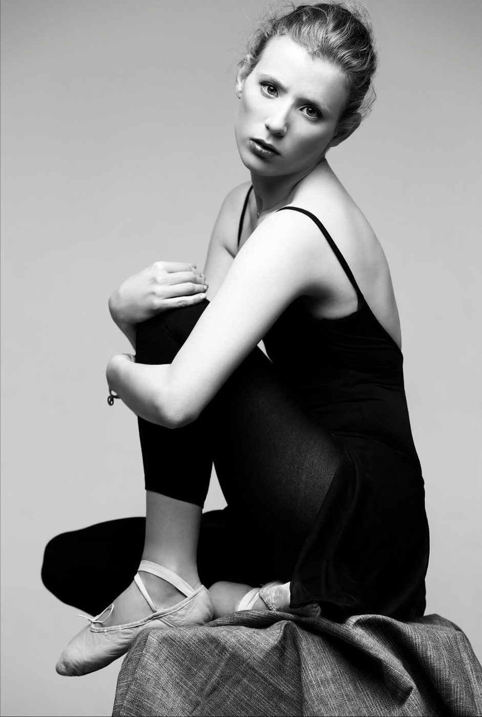 Danseuse en pose assise, shooting photo danse en studio à Paris