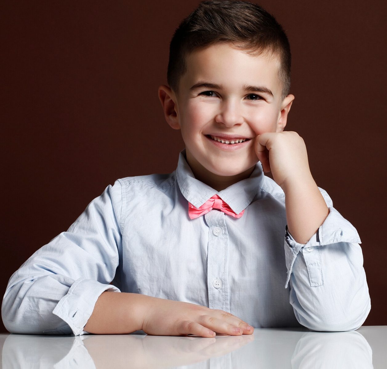 Petit garçon en chemise et nœud papillon, séance photo enfant en studio à Paris