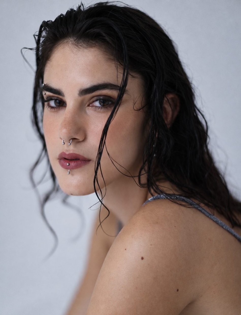 Portrait femme cheveux mouillés, séance photo en studio à Paris