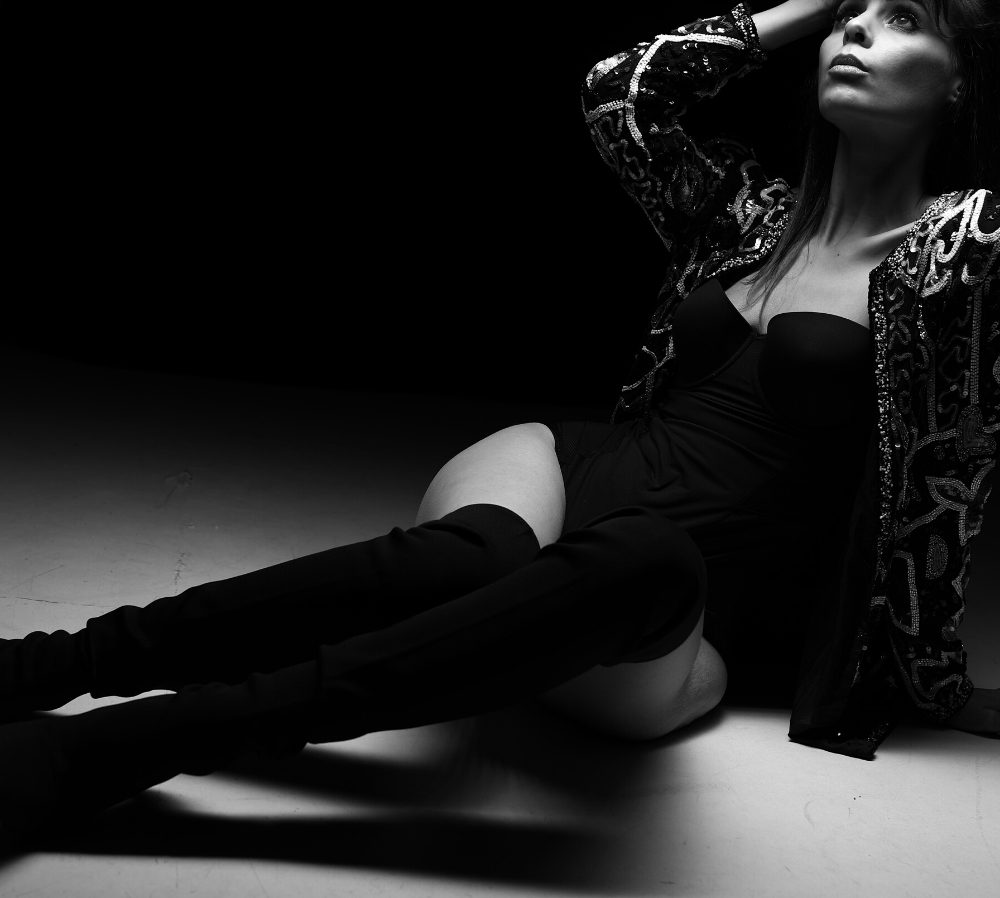 Pose glamour en clair-obscur, shooting photo boudoir en studio à Paris