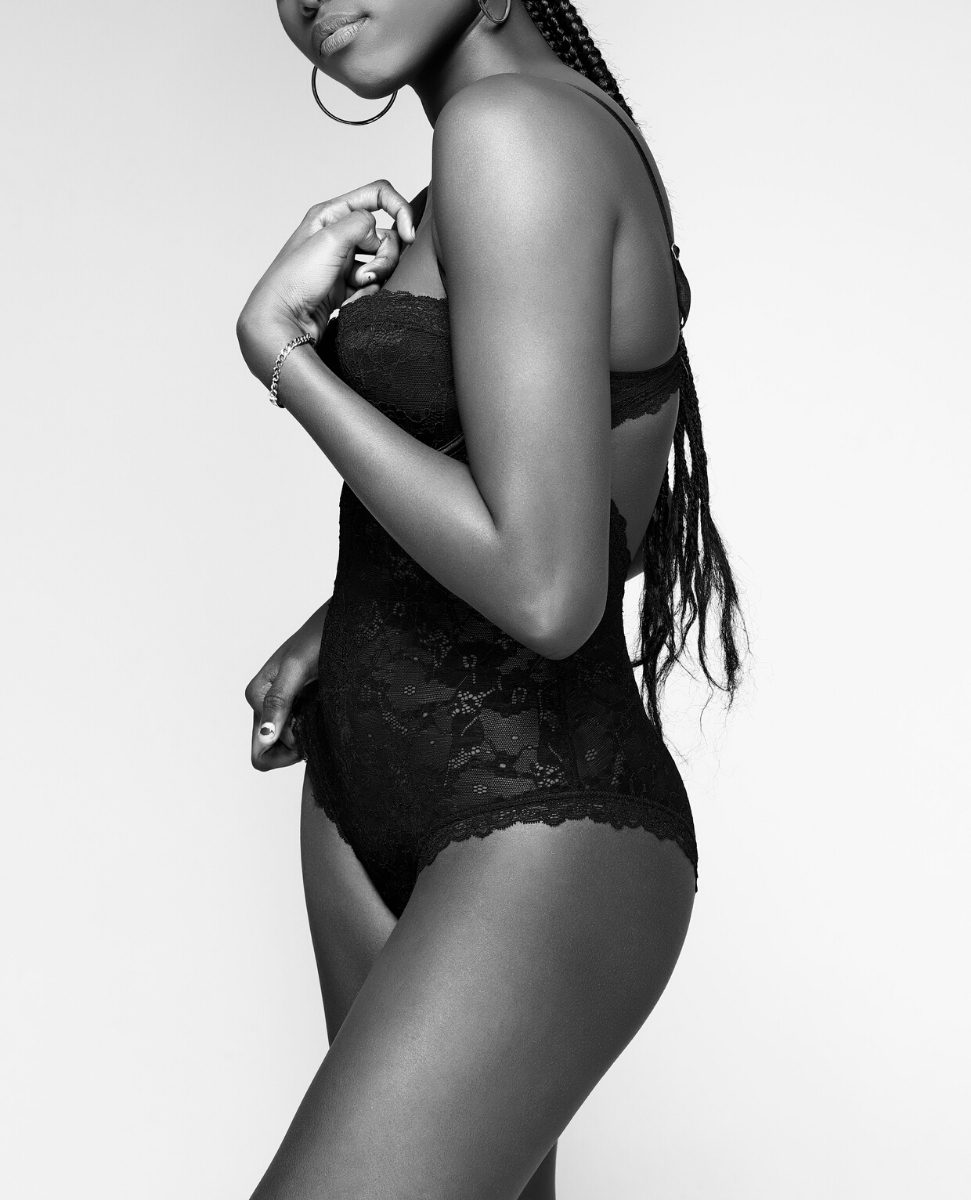 Portrait glamour en noir et blanc, shooting boudoir au Studio Lenoir Paris