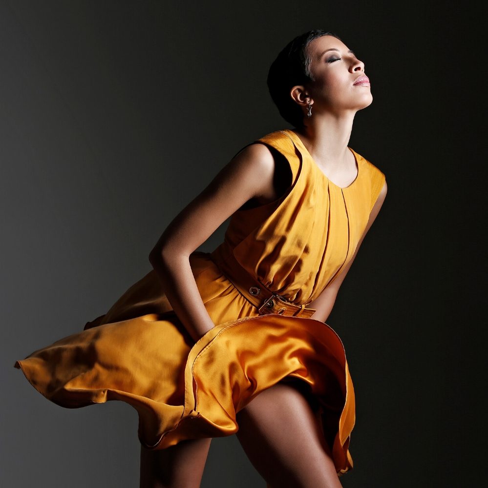 Robe jaune en mouvement, shooting photo mode au Studio Lenoir Paris
