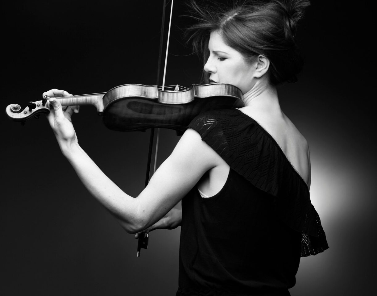 Violoniste en noir et blanc, shooting photo artiste en studio à Paris