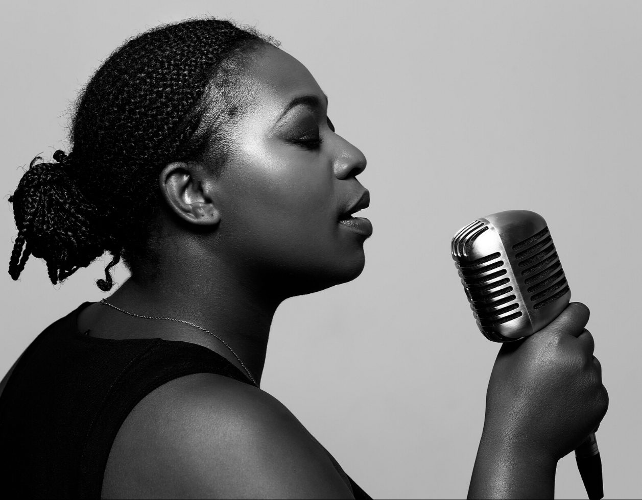Chanteuse au micro vintage, shooting photo musicien au Studio Lenoir Paris