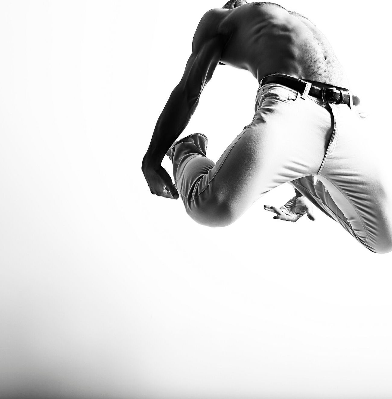 Saut acrobatique en studio, shooting photo sportif à Paris